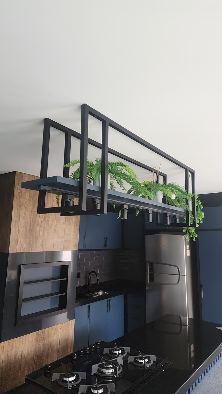 Suporte metálico suspenso preto em cozinha planejada