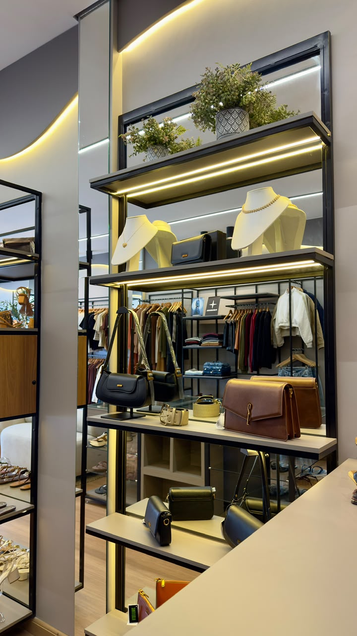 Display metálico preto com iluminação para bolsas e acessórios