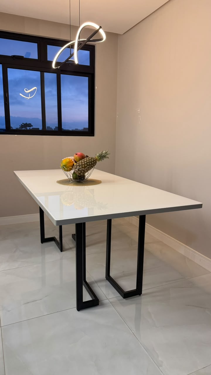 Mesa de jantar com base metálica preta
