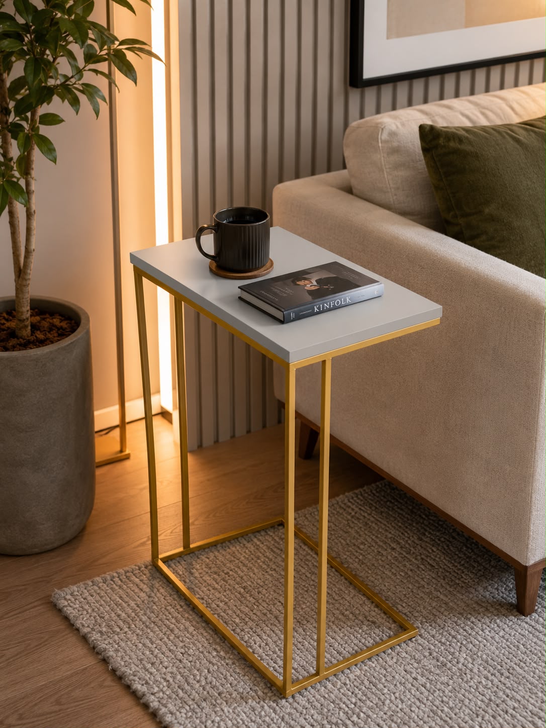 Mesa lateral com estrutura metálica dourada